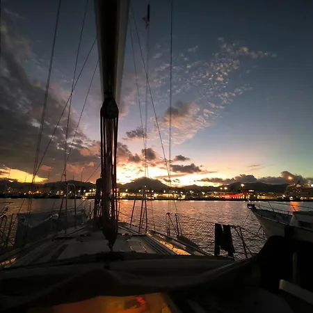 Gloria Sailing Bådhotel *