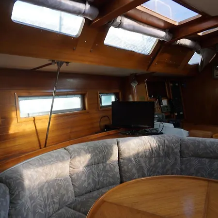 Botel Gloria Sailing