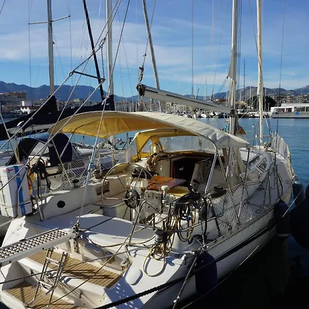 Gloria Sailing Botel *