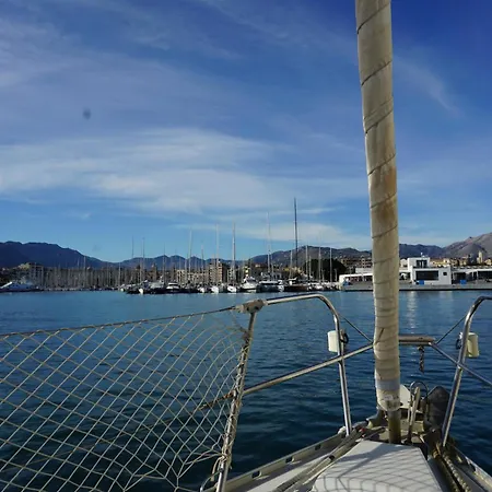 Botel Gloria Sailing