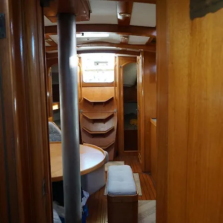 Botel Gloria Sailing