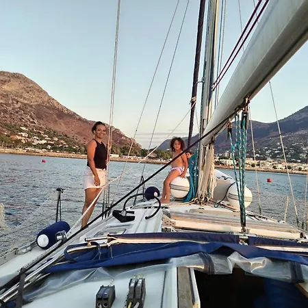 Gloria Sailing *