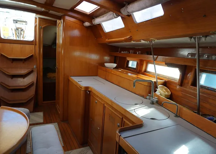 Gloria Sailing Botel *