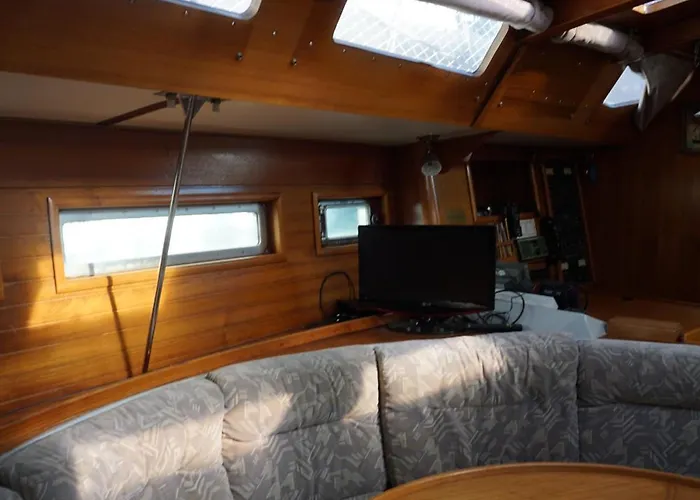 Botel Gloria Sailing