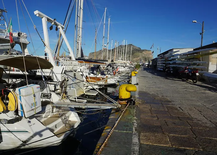 Gloria Sailing Botel *