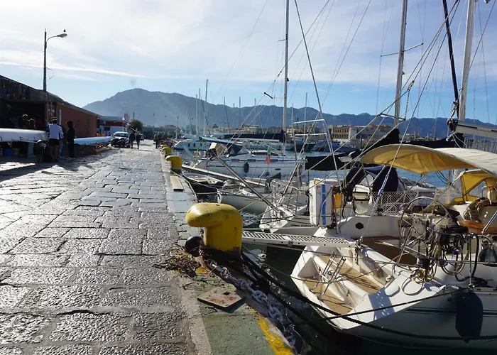 Botel Gloria Sailing