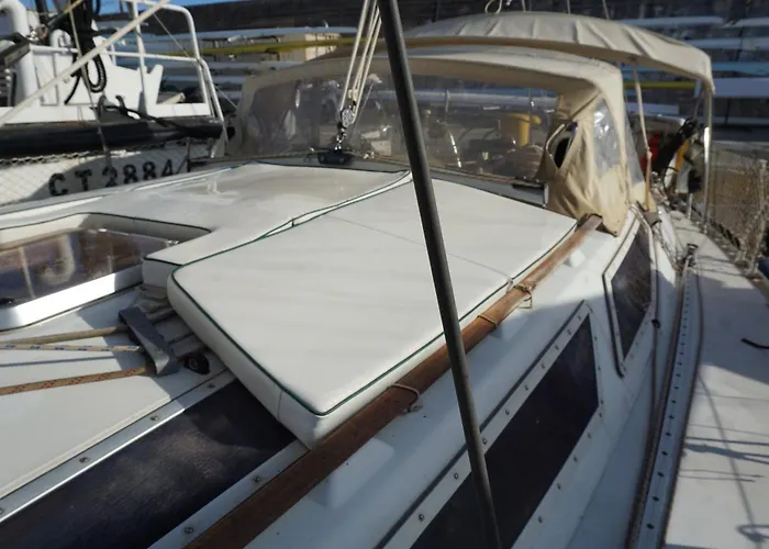 Botel Gloria Sailing