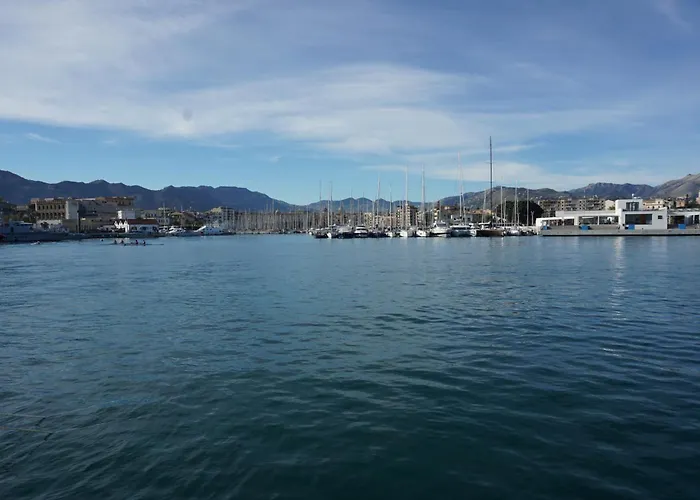 Botel Gloria Sailing