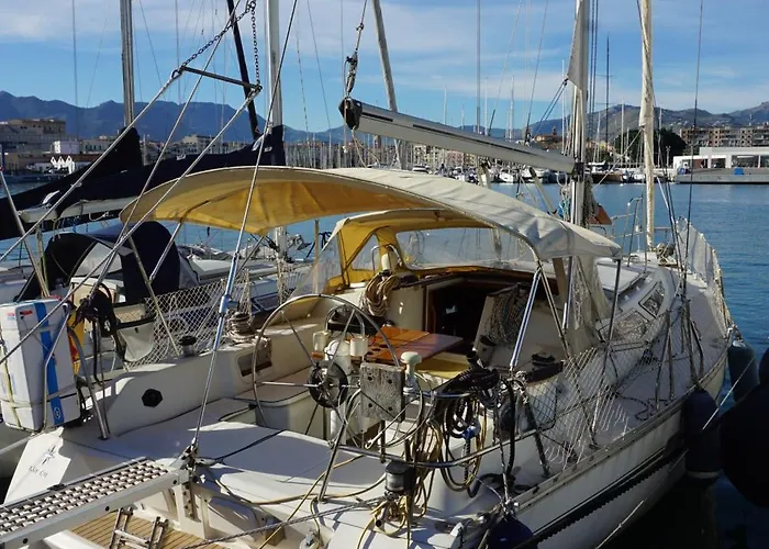 Gloria Sailing Botel *