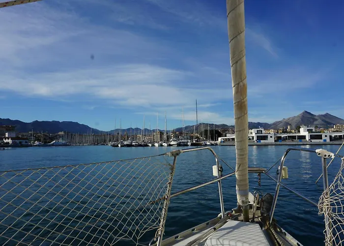 Botel Gloria Sailing