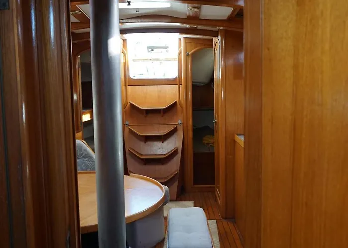 Botel Gloria Sailing