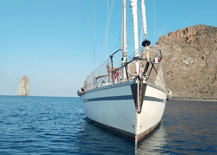 Gloria Sailing Botel *