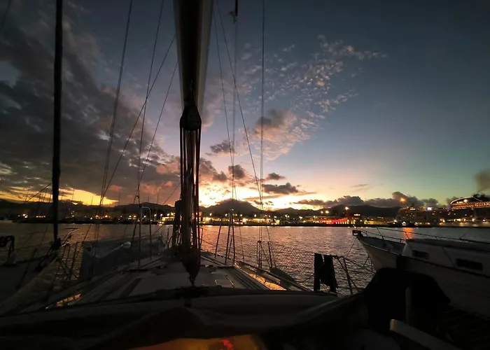 Gloria Sailing Botel *